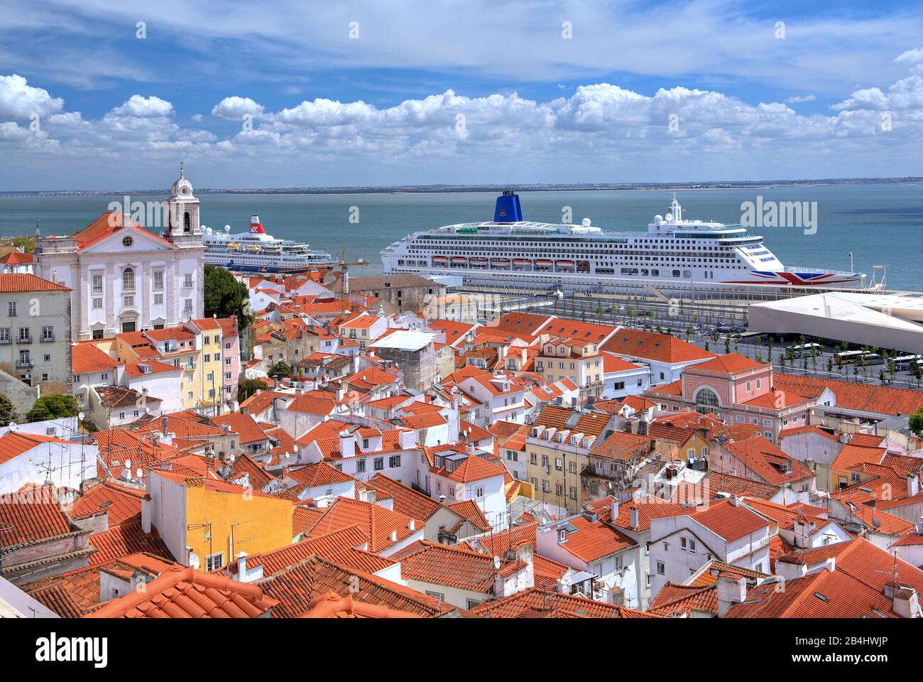 Toits de la vieille ville avec l'église Sao Miguel et le bateau de croisière Aurora dans le port sur le Tage, Lisbonne, Portugal Banque D'Images