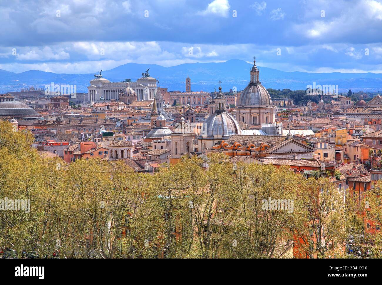 Vue sur les toits de la vieille ville sur les dômes de l'église le Vittoriano et le Capitole, Rome, Lazio, Italie Banque D'Images
