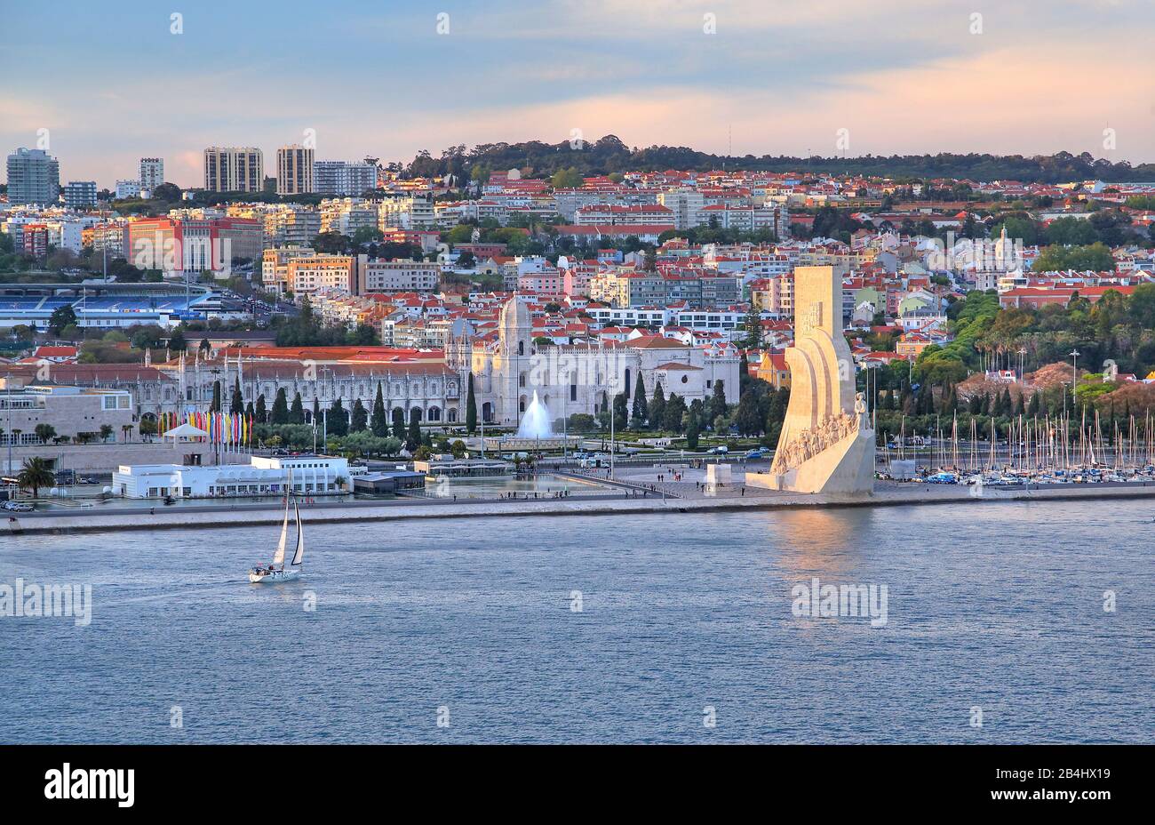 Front de mer au Tejo avec le monastère de Jeronimos et le Mémorial maritime, Lisbonne, Portugal Banque D'Images