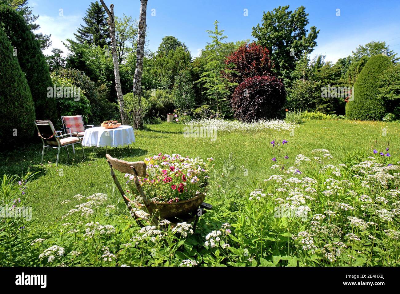 Jardin privé idyllique à Planegg près de Munich, Würmtal, Haute-Bavière, Bavière, Allemagne Banque D'Images