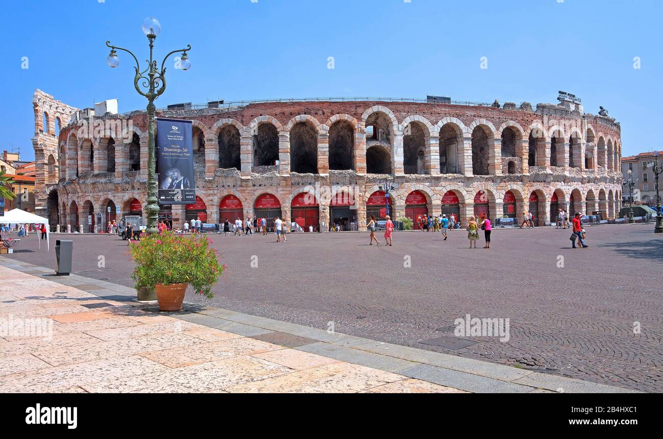 Piazza Bra Avec L'Arena Di Verona, La Vieille Ville, Vérone, Vénétie, Italie Banque D'Images
