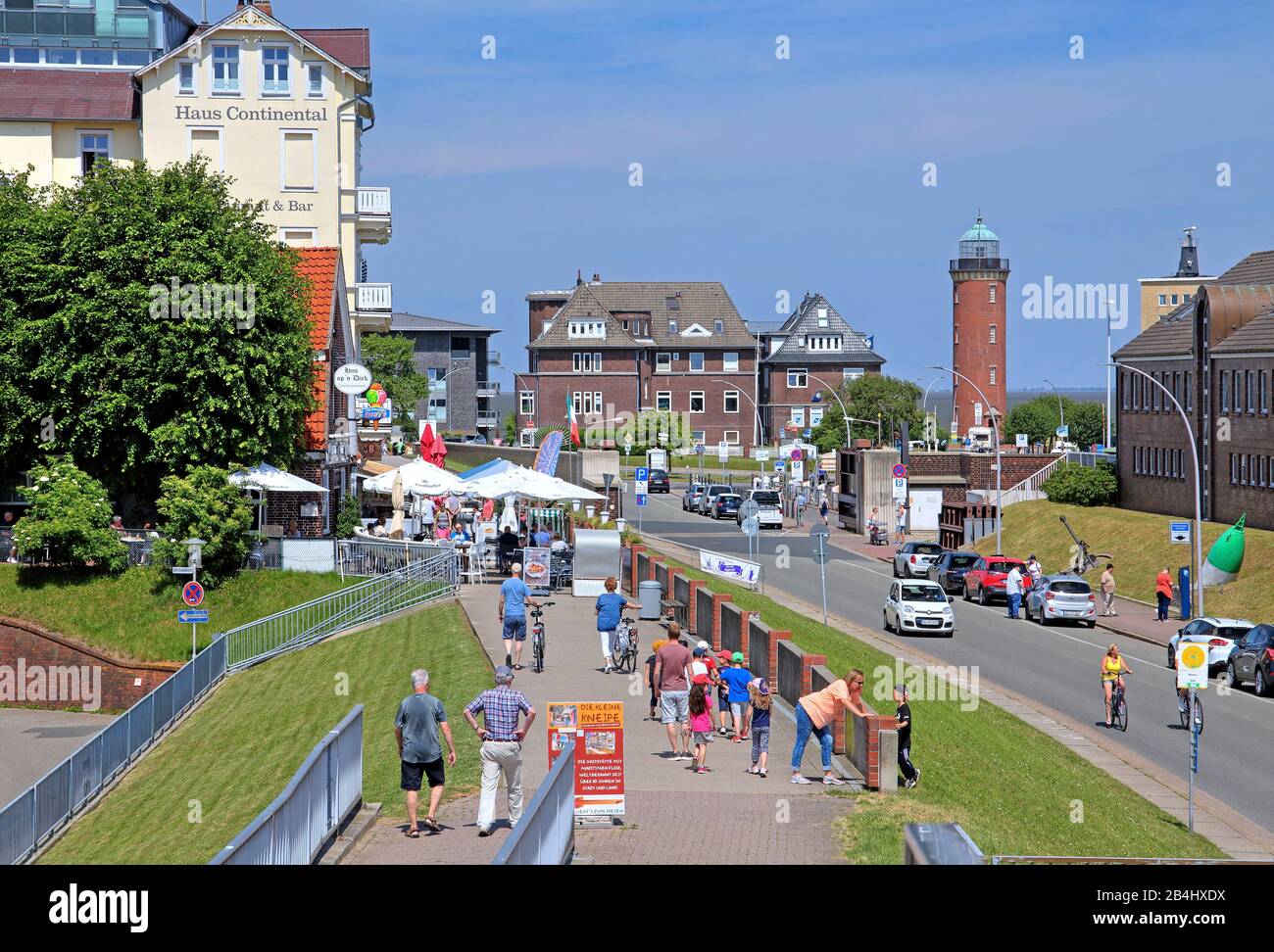 Promenade sur la digue du port avec terrasse de restaurant et phare de Hambourg, station de la mer du Nord Cuxhaven, estuaire de l'Elbe, mer du Nord, côte de la mer du Nord, Basse-Saxe, Allemagne Banque D'Images