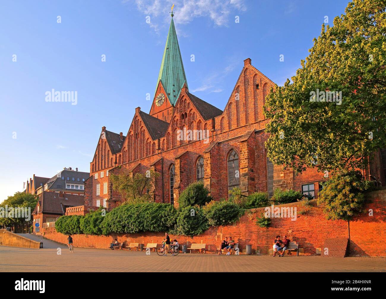 Église Saint-Martin sur le Schlachte sur les rives du Weser au soleil du soir Altstadt Bremen, Weser, Land Bremen, Allemagne Banque D'Images