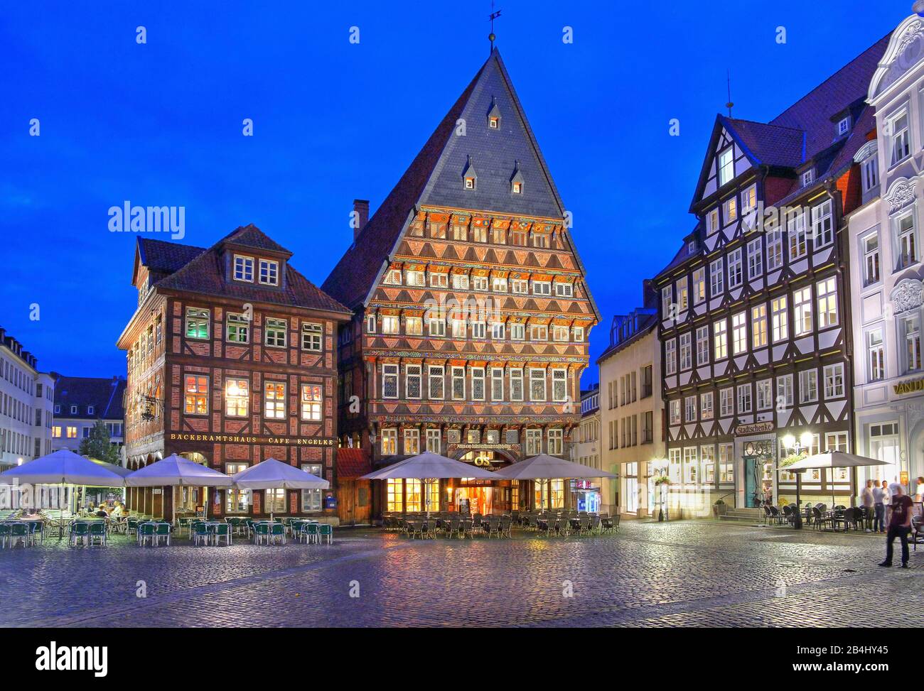 Marché avec Knochenhaueramtshaus et d'autres maisons à colombages au crépuscule, Hildesheim, Basse-Saxe, Allemagne Banque D'Images