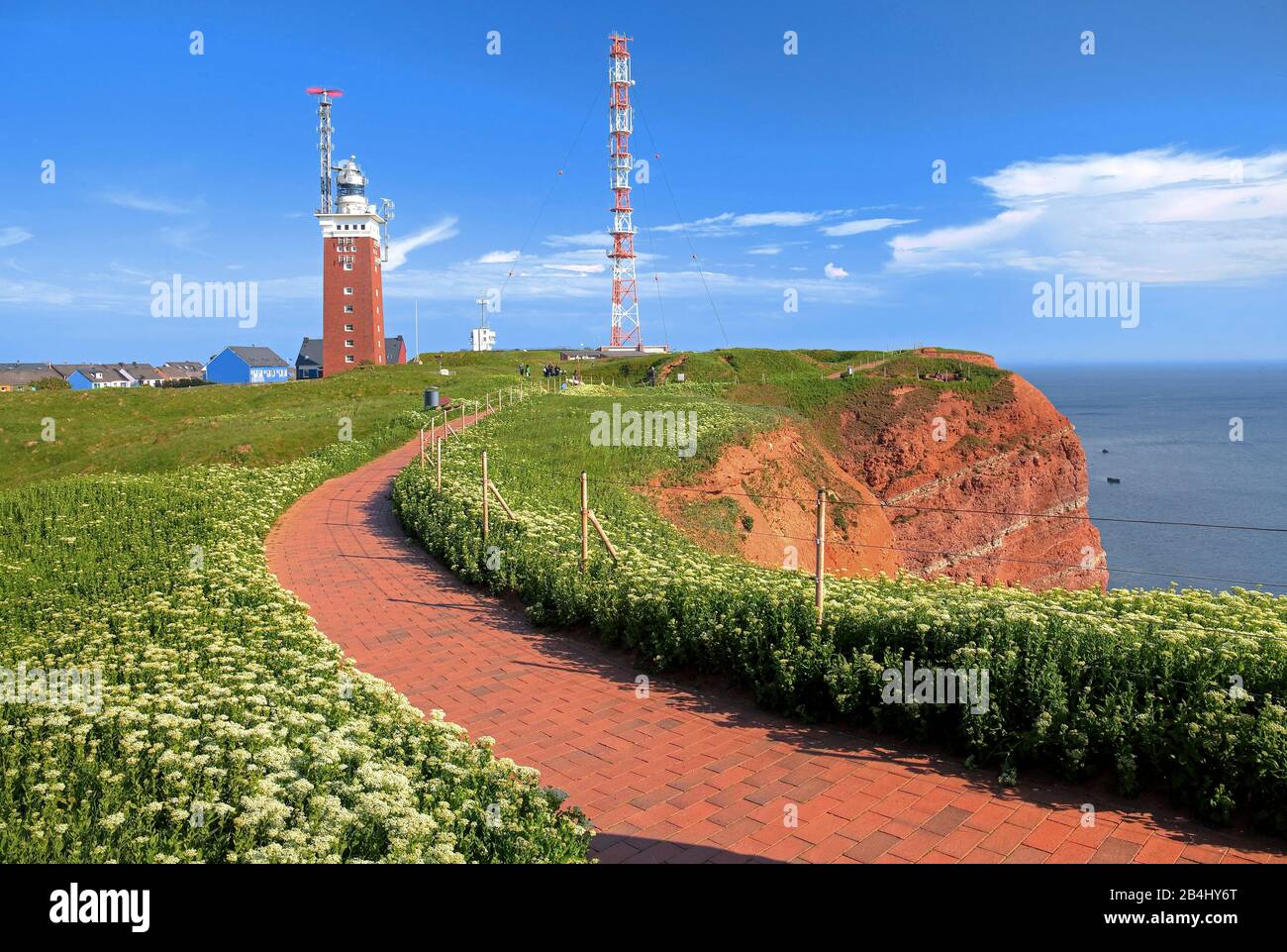 Aller-retour sur les falaises de l'Oberland avec phare et tour de transmission, Heligoland, baie d'Helgoland, Golfe allemande, île de la mer du Nord, Mer du Nord, Schleswig-Holstein, Allemagne Banque D'Images