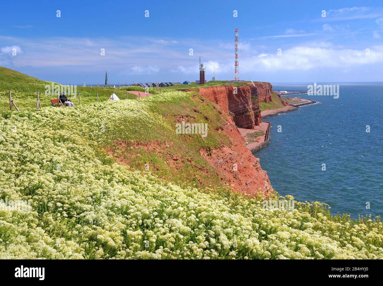 Falaise du nord-ouest avec phare et tour de transmission sur l'Oberland, Heligoland, baie d'Heligoland, Golfe allemande, île de la mer du Nord, Mer du Nord, Schleswig-Holstein, Allemagne Banque D'Images