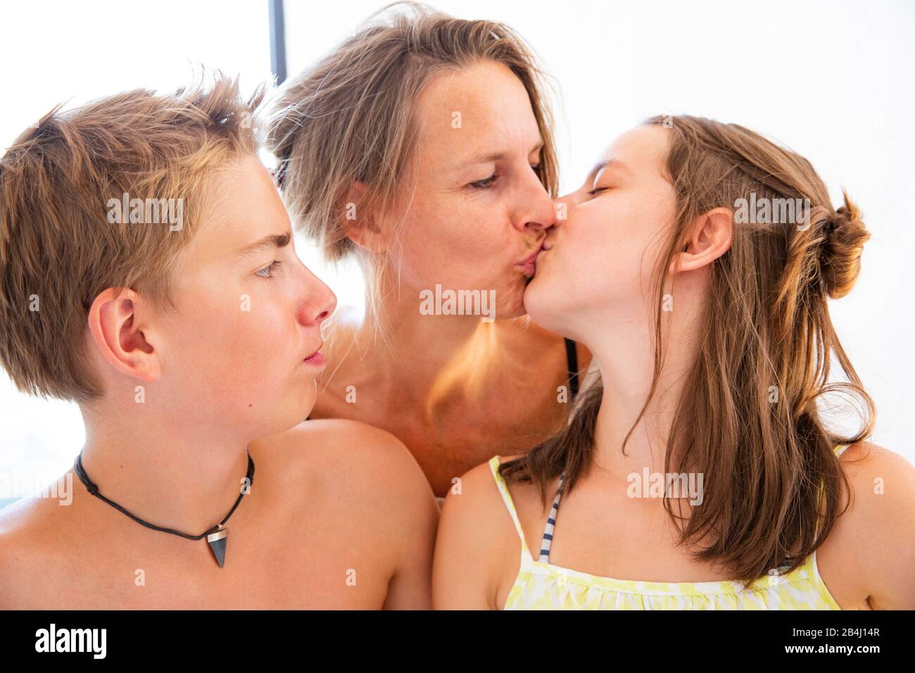 Mère, enfants, baiser Banque D'Images