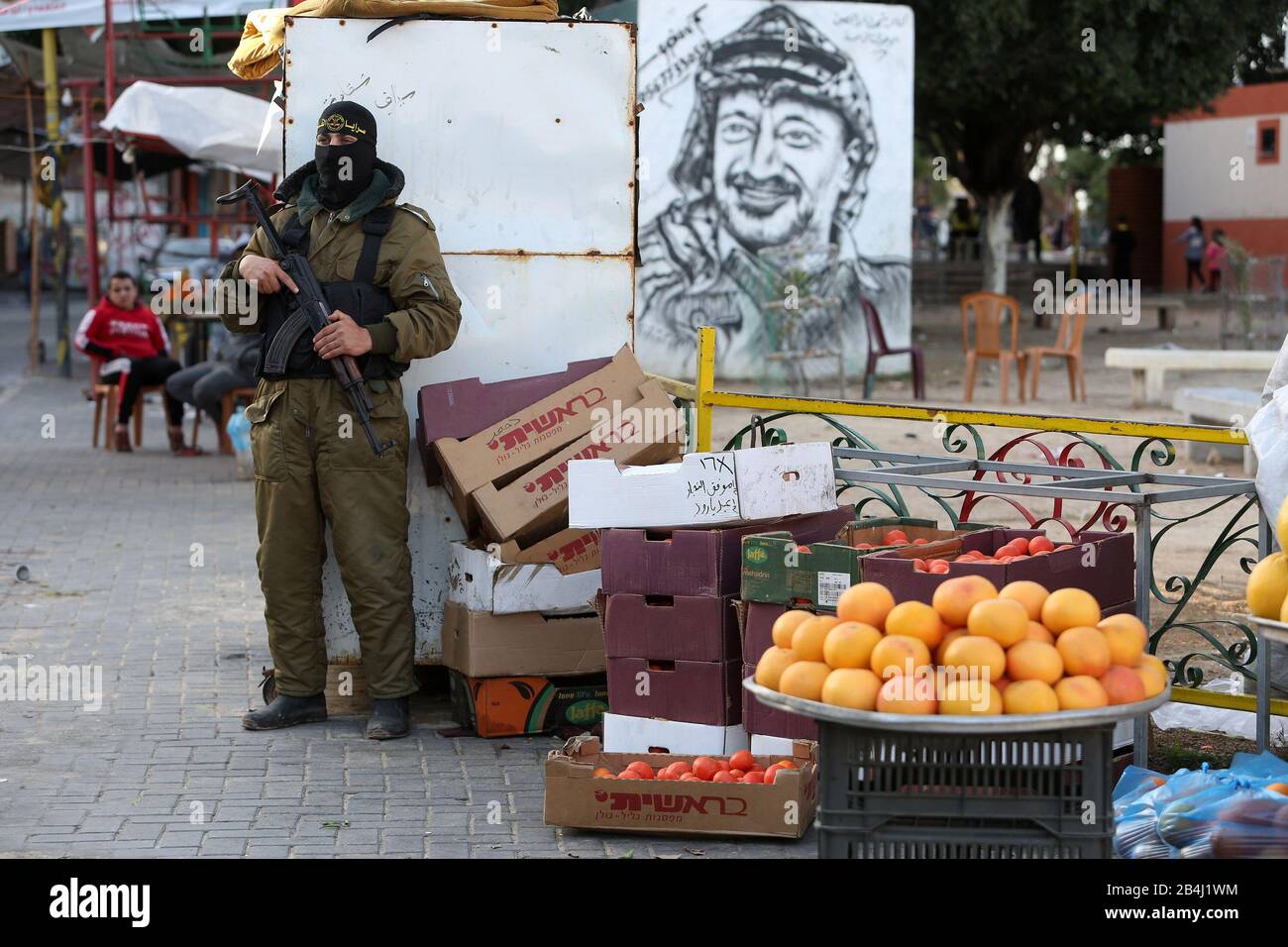 Les membres des Brigades Al-Qods, flanc militaire du Jihad islamique, sont déployés dans les rues de la bande de Gaza, le 6 mars 2020. Abed Rahim Khatib Banque D'Images