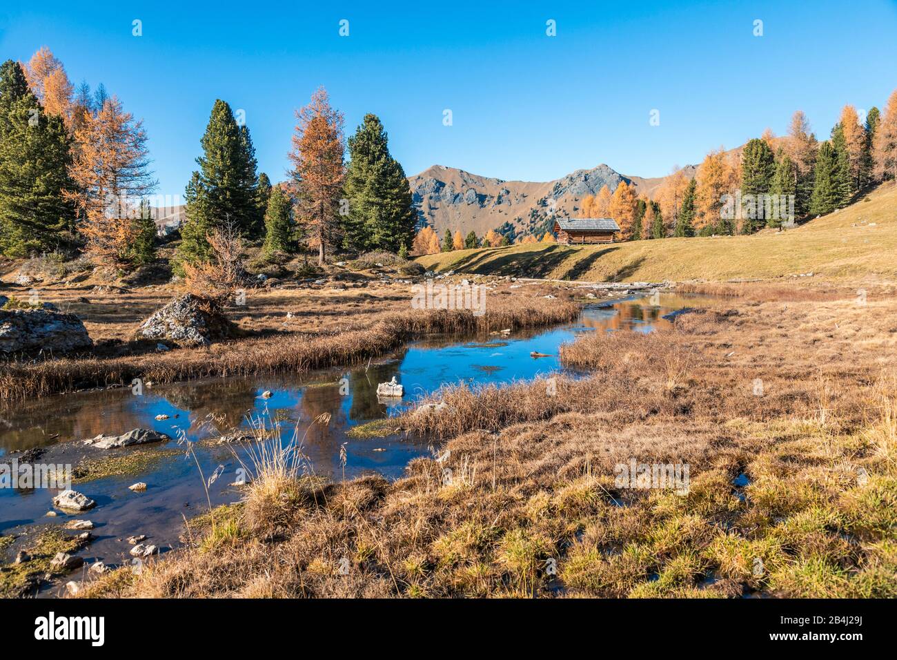 Cabane traditionnelle en bois près du lac alpin Lagusel (aussi Laguscel ou Lagujel) dans la vallée de San Nicolò, la vallée de Fassa, le Trentin, les Dolomites, Italie Banque D'Images