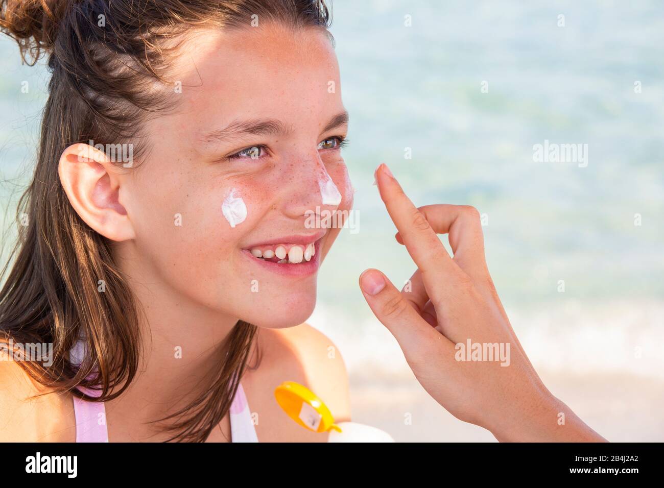 Fille, portrait, crème solaire, sourire Banque D'Images