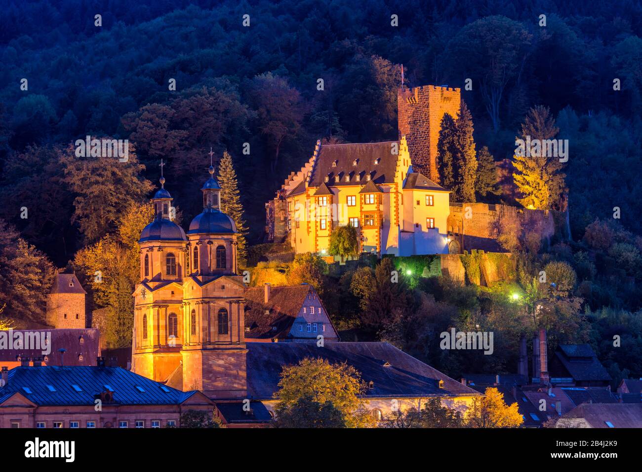 Miltenberg sur le Main, la Bavière, la Basse-Franconie, Mildenburg et l'église paroissiale de Saint-jacques avec des bateaux d'excursion sur le Main au crépuscule Banque D'Images