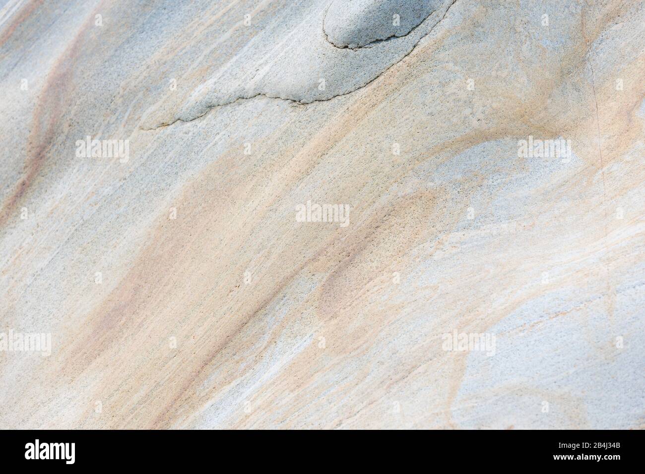 Europe, Suisse, Tessin, Vallemaggia. Gros plan d'un morceau légèrement oxydé de granit Maggia (gneiss). Banque D'Images