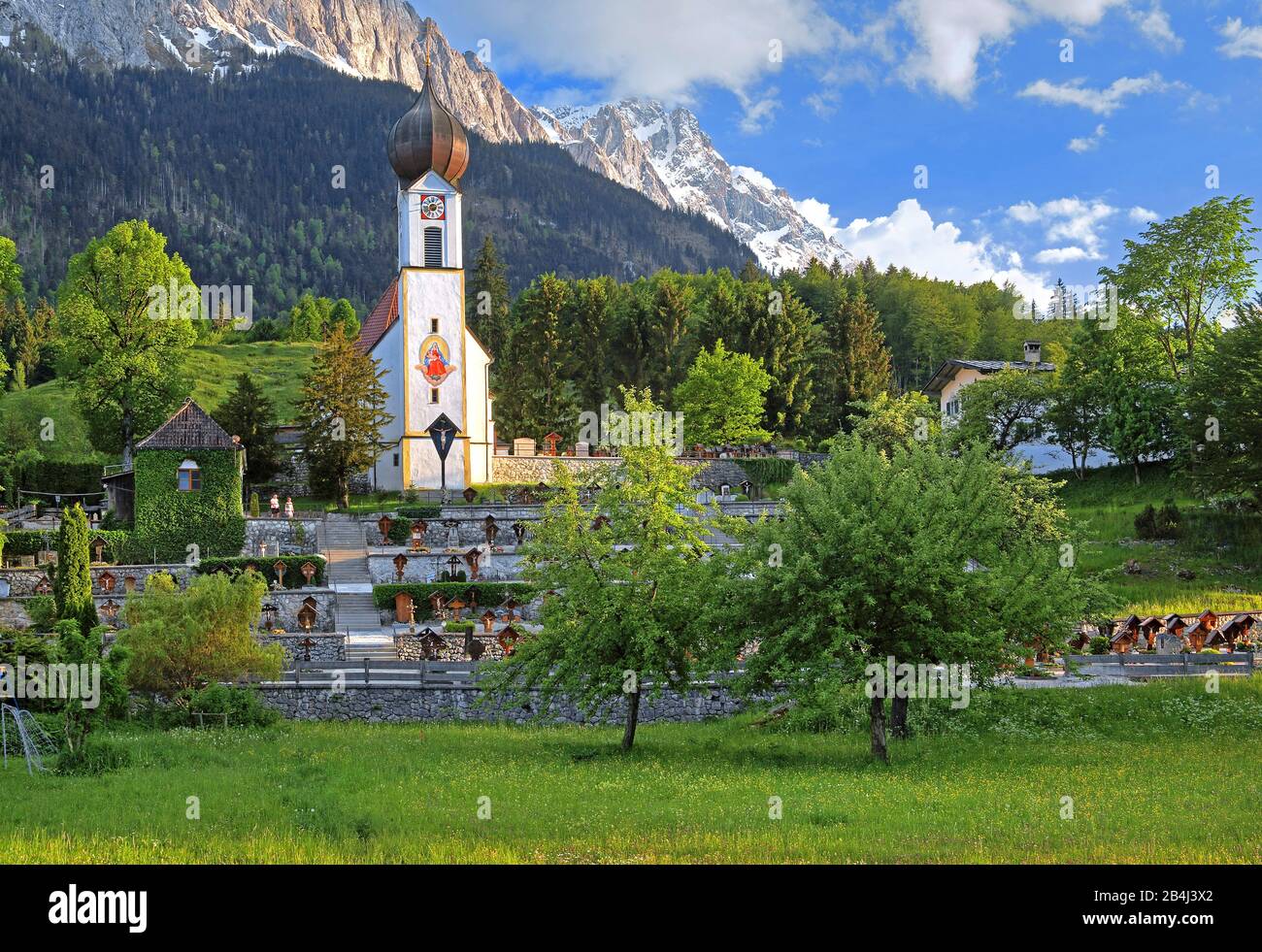 Village église au-dessus du cimetière contre le Zugspitze 2962 m dans les montagnes de Wetterstein, Grainau, Werdenfelser Land, Zugspitzland, Haute-Bavière, Bavière, Allemagne Banque D'Images