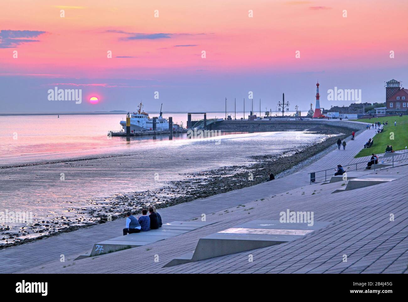 Promenade sur la digue du Weser avec la jetée et le phare Minaret au coucher du soleil, Bremerhaven, Weser, estuaire du Weser, Land Bremen, Allemagne Banque D'Images