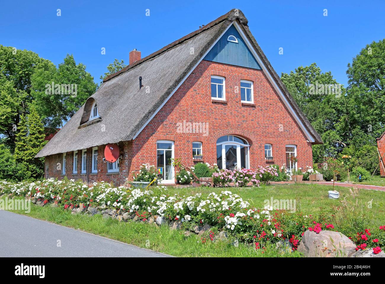 Maison de campagne typique avec toit de chaume, station balnéaire de la mer du Nord Wremen, Land Wursten, mer du Nord, côte de la mer du Nord, Basse-Saxe, Allemagne Banque D'Images