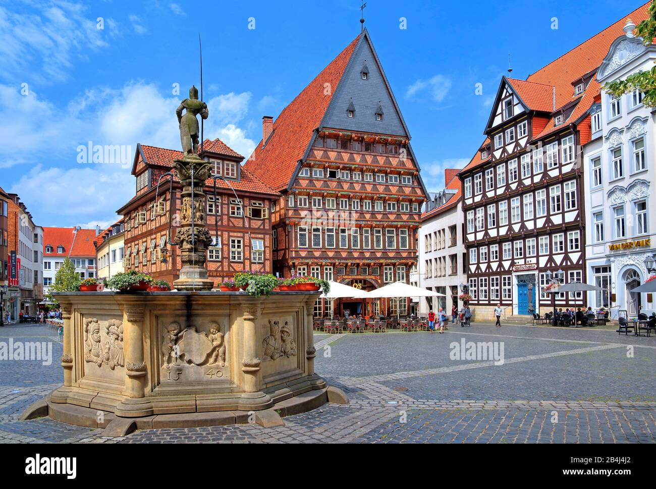 Marktplatz avec Rolandbrunnen Knochenhaueramtshaus et autres maisons à colombages, Hildesheim, Basse-Saxe, Allemagne Banque D'Images