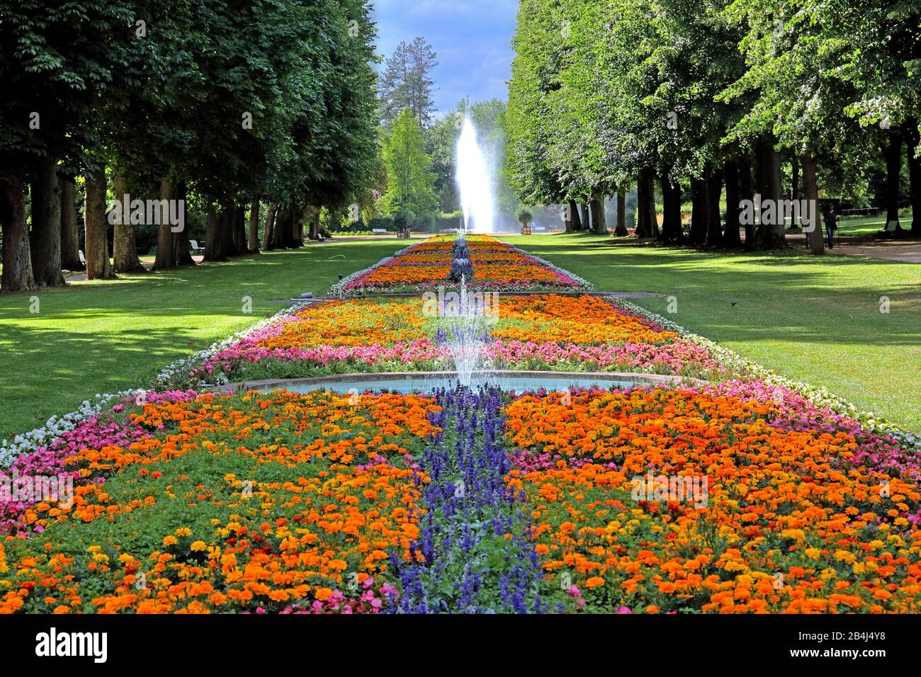 Fountain Avenue avec de longues bordures fleuries dans le parc thermal Bad Pyrmont, Staatsbad Emmertal, Weserbergland, Basse-Saxe, Allemagne Banque D'Images