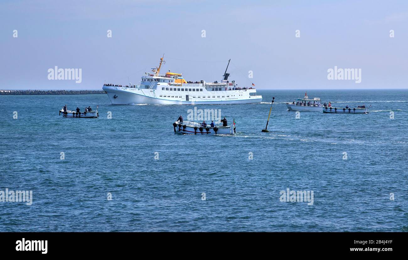 Bateau de brise marine Fair Lady à l'ancre avec des bateaux pour la navigation, Heligoland, Helgoland Bay, German Bight, l'île de la mer du Nord, Mer du Nord, Schleswig-Holstein, Allemagne Banque D'Images