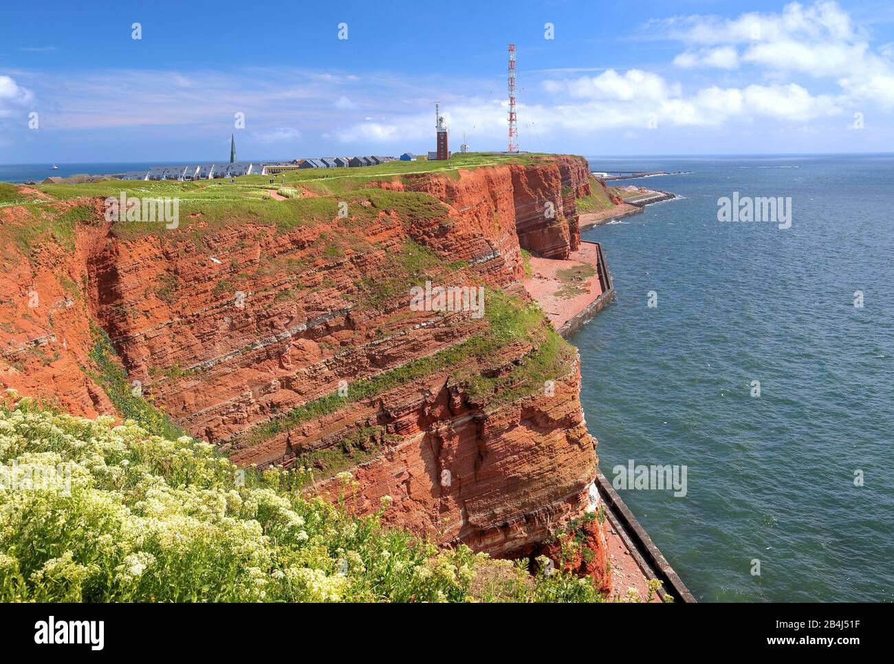 Falaise du nord-ouest avec phare et tour de transmission sur l'Oberland, Heligoland, baie d'Heligoland, Golfe allemande, île de la mer du Nord, Mer du Nord, Schleswig-Holstein, Allemagne Banque D'Images