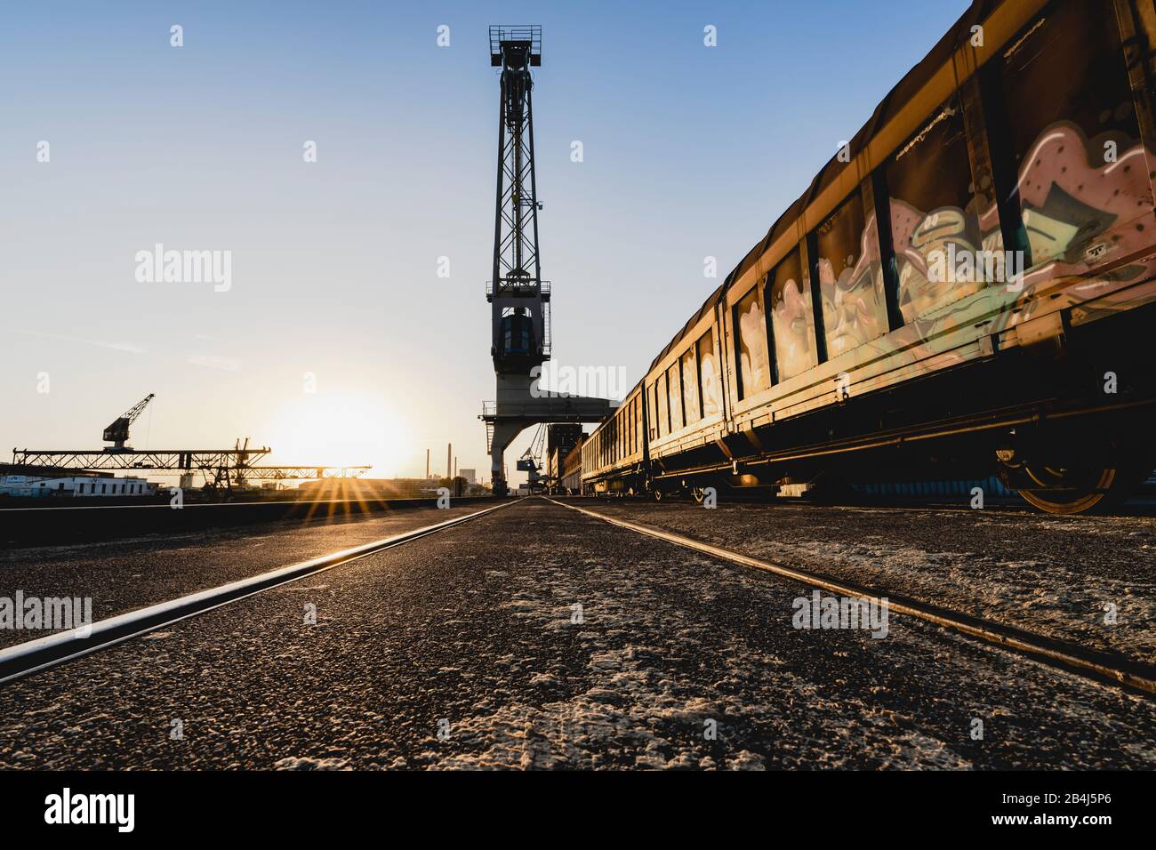 Transport ferroviaire, wagon, grue, graffitis, port, port du Rhin, Karlsruhe, Bade-Wuerttemberg, Allemagne, Europe, coucher de soleil Banque D'Images