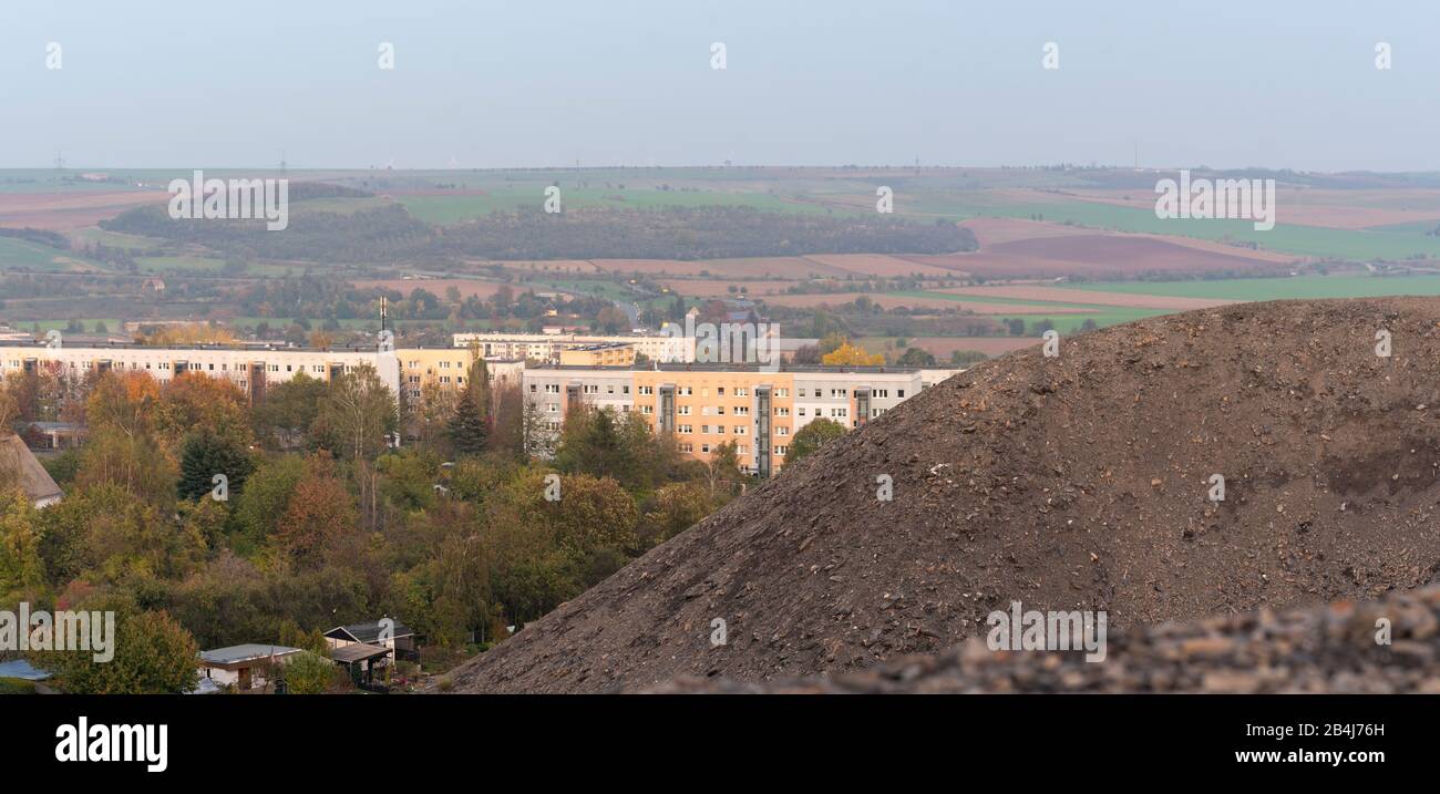 Allemagne, Saxe-Anhalt, Luhterstadt Eisleben, vue du Max-Lademann-Halde sur des blocs résidentiels, Helbraer Straße Eisleben. Banque D'Images