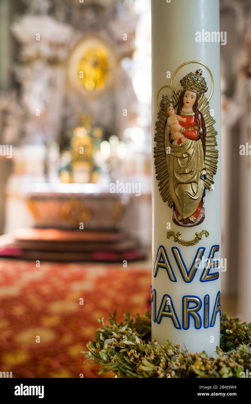 Bougie sacrificielle avec le logo Madonna devant le haut autel de l'église  de pèlerinage et l'avenue Kapuziner-Kloster Maria, Deggingen,  Bade-Wuerttemberg, Allemagne Photo Stock - Alamy