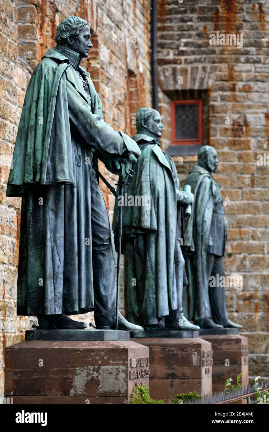 Constructions en bronze, du Monument de droite en l'honneur de l'empereur Guillaume I. roi de Prusse, riedrich Guillaume IV Roi de Prusse, Friedrich Wilhelm III Roi De Prusse, Château De Hohenzollern, Hechingen, Alb Swabian, Bade-Wuerttemberg, Allemagne, Europe Banque D'Images