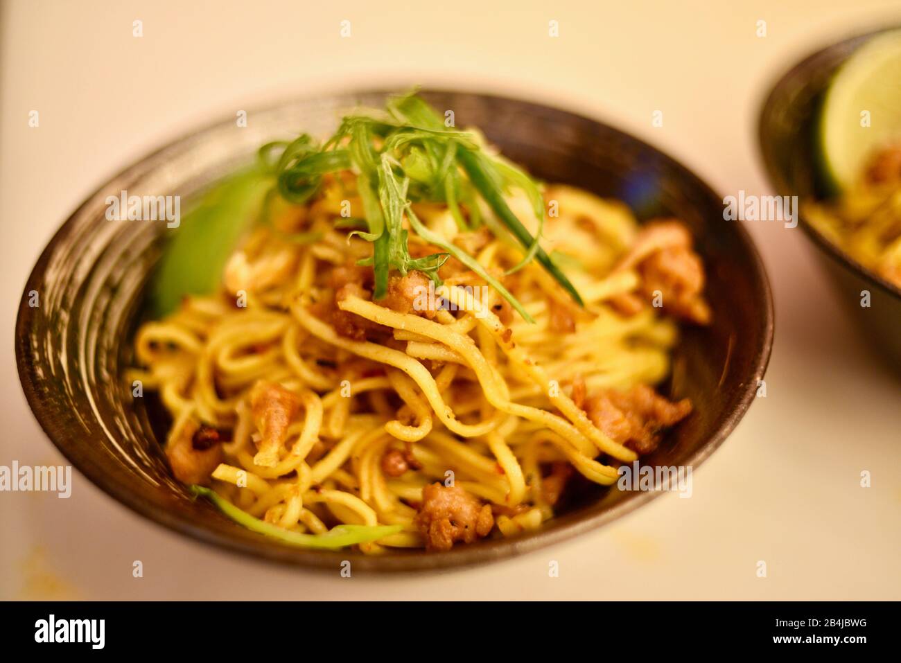 Vegan, protéine à base de plantes (fausse viande) 'porc' en chinois Dan nouilles fait avec Impossible porc échantillonné par les participants au ces, Las Vegas, NV, USA Banque D'Images