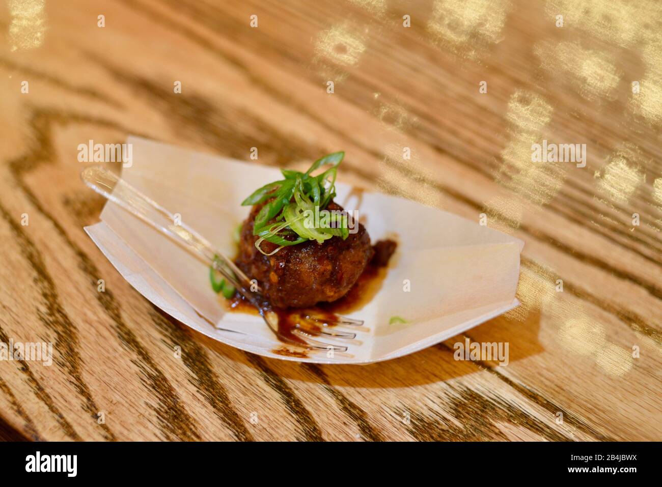 Boulettes de viande de porc « Sweet Sour » cuites à base de plantes (fausse viande) fabriquées avec Du porc Impossible échantillonné par les participants au ces, Las Vegas, NV, États-Unis Banque D'Images
