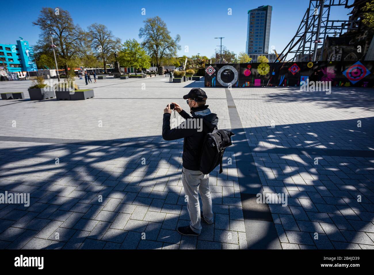 Le tourisme prend des photos, un lieu touristique, une lumière et une ombre de sculpture de Streetview, Townhall Christchurch Banque D'Images