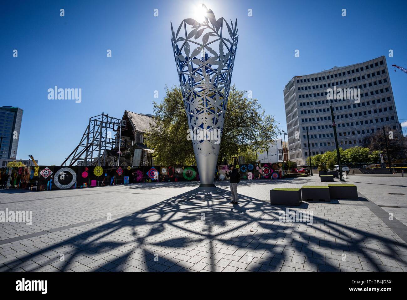 Le tourisme prend des photos, un lieu touristique, une lumière et une ombre de sculpture de Streetview, Townhall Christchurch Banque D'Images