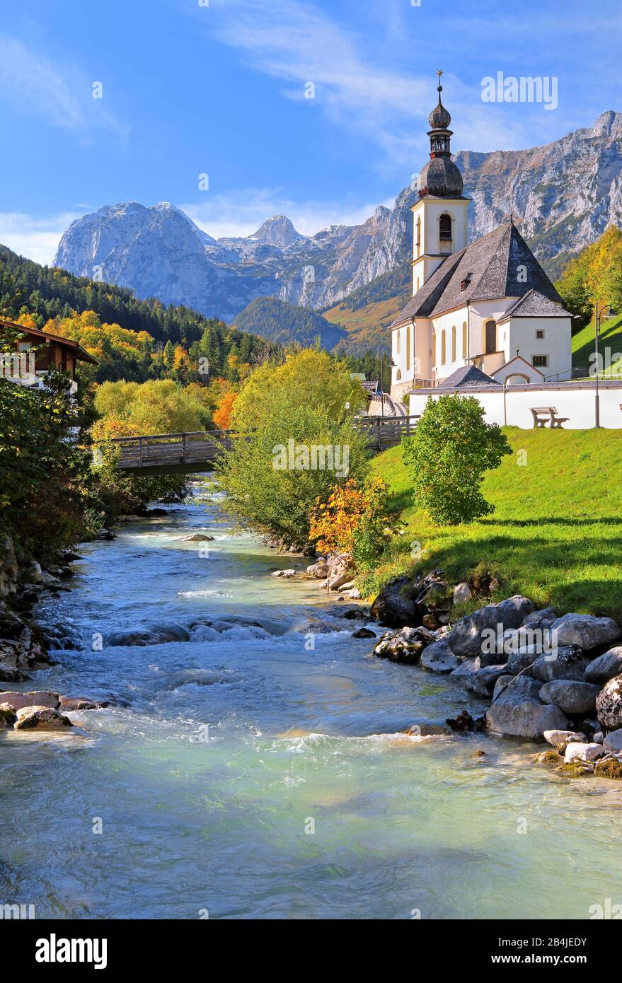 Église paroissiale de Saint-Sébastien sur le Ramsauer Ache contre le Reiteralpe (2286 m), Ramsau, Berchtesgadener Land, Haute-Bavière, Bavière, Allemagne Banque D'Images