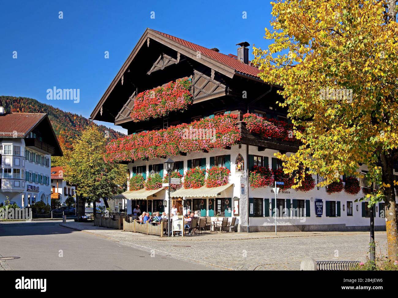 Hotel Wolf avec décoration florale dans le centre du village, Oberammergau, Ammertal, Alpes d'Ammergau, Haute-Bavière, Bavière, Allemagne Banque D'Images