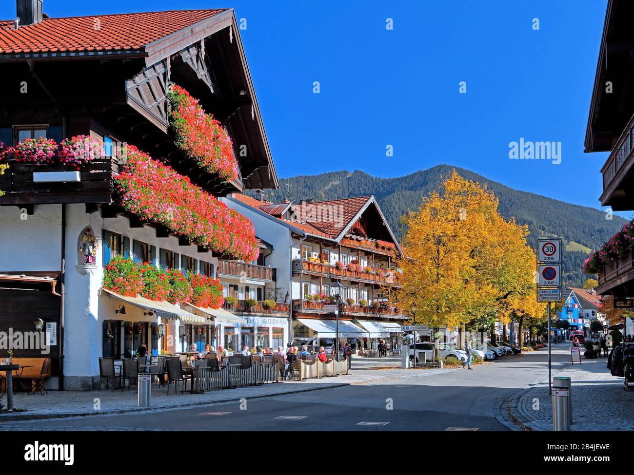 Hotel Wolf avec décoration florale dans le centre du village, Oberammergau, Ammertal, Alpes d'Ammergau, Haute-Bavière, Bavière, Allemagne Banque D'Images