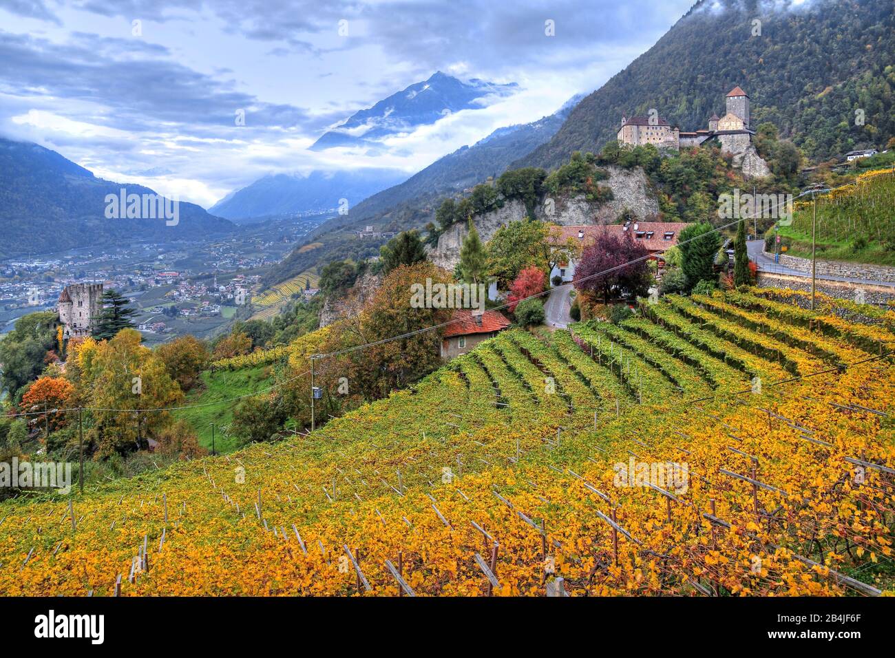 Vue Sur La Vallée De L'Adige Avec Château De Fontaine Et Tyrol Du Château, Tyrol Du Village, Burgraviato, Tyrol Du Sud, Italie Banque D'Images