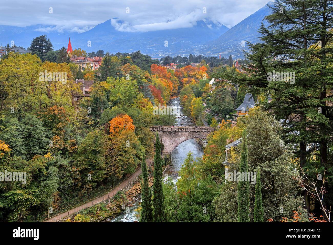 Gorge de GILF avec le Passer et vieux pont en pierre dans le spa, Meran, Adige Valley, Burggrafenamt, Tyrol du Sud, Italie Banque D'Images