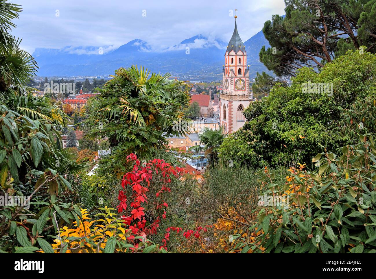 Vue du Tappeinerweg sur le centre ville avec tour de l'église paroissiale, Meran, vallée de l'Adige, Burgraviato, Tyrol du Sud, Italie Banque D'Images