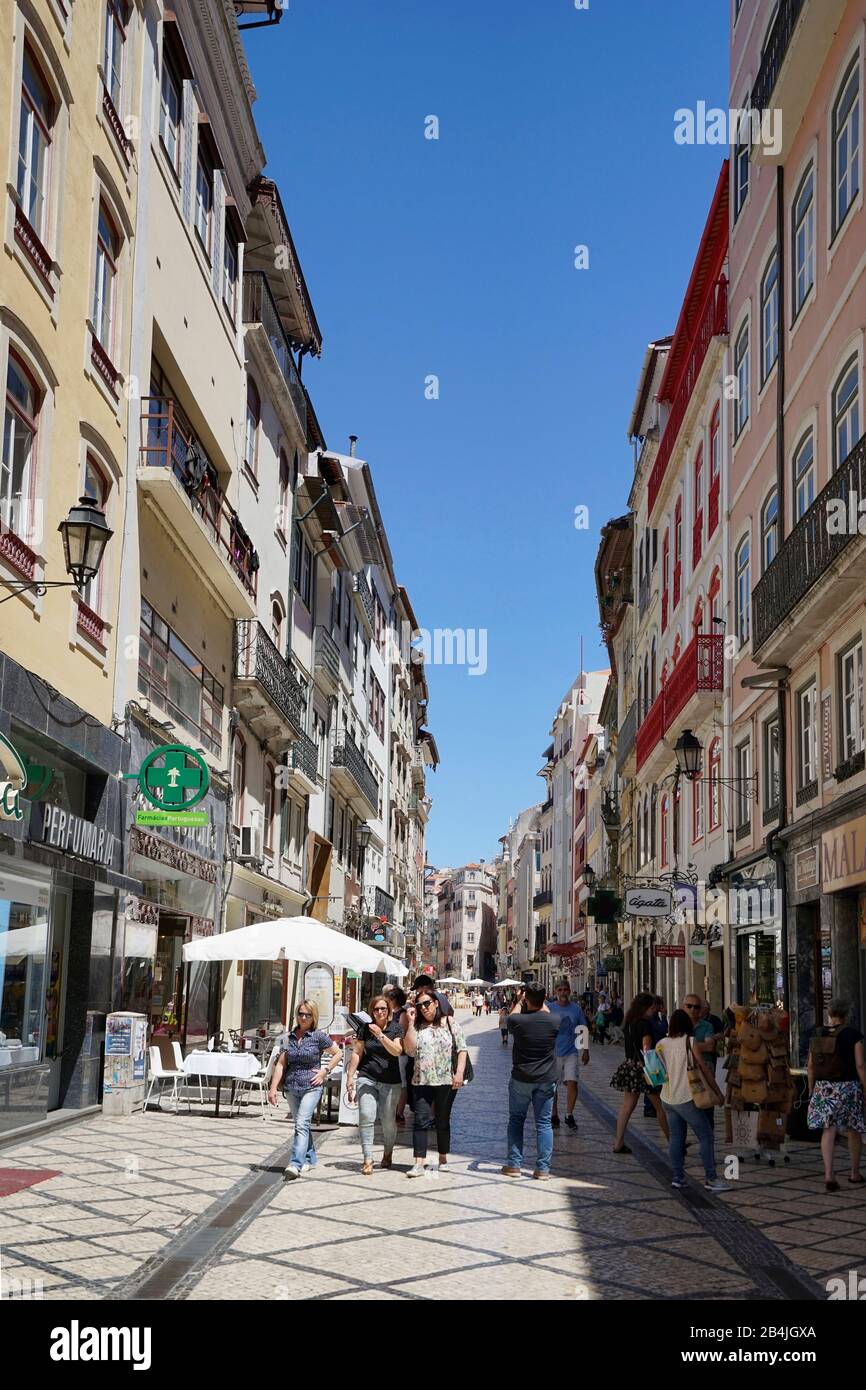 Europe, Portugal, Centro region, Coimbra, rue, rue piétonne, restaurant de rue, jeunes Banque D'Images