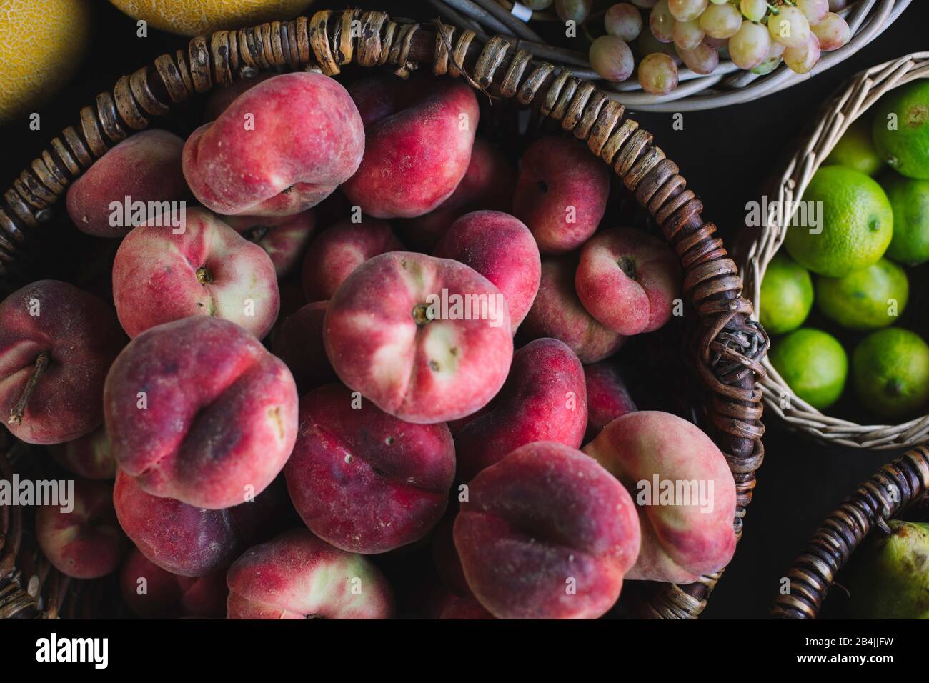 Pêches plates dans le panier à vendre, gros plan Banque D'Images