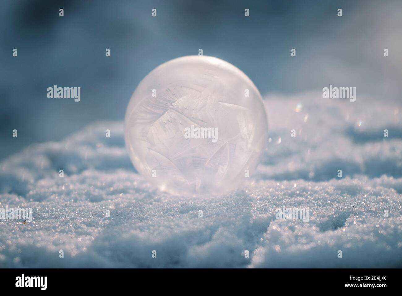 Boule de glace dans la neige, gros plan Banque D'Images