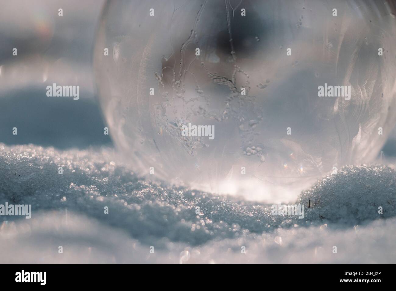 Boule de glace dans la neige, gros plan Banque D'Images