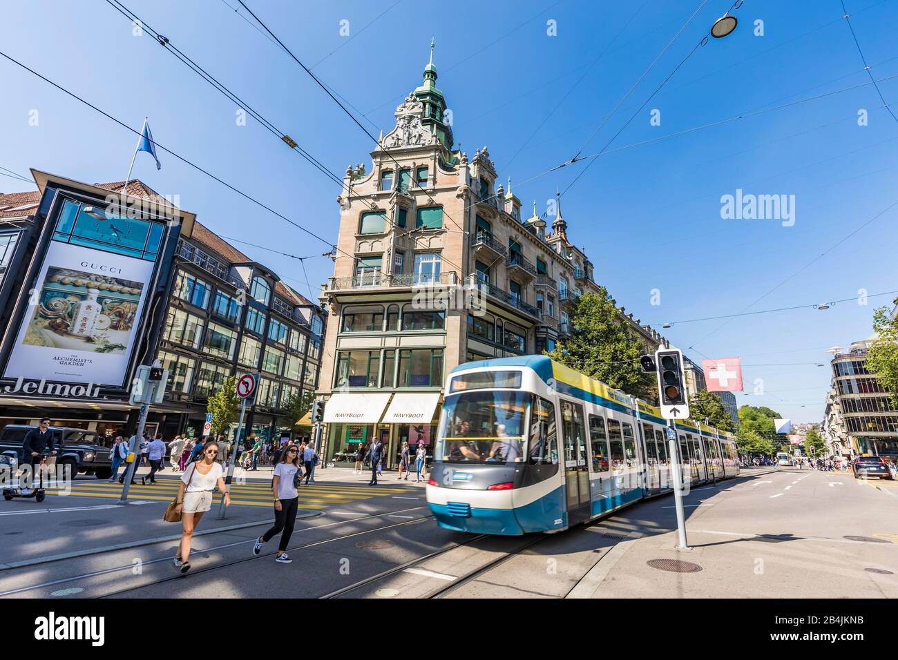 Suisse, Canton de Zurich, Zurich, Bahnhofstrasse, rue commerçante, grand magasin Jelmoli, boutiques, tram, tram Banque D'Images
