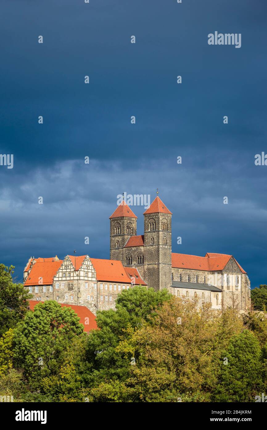 Europa, Deutschland, Sachsen-Anhalt, Quedlinburg. VOR einer Gewitterfront leuchtet der Dom in der Nachmittagssonne. Banque D'Images
