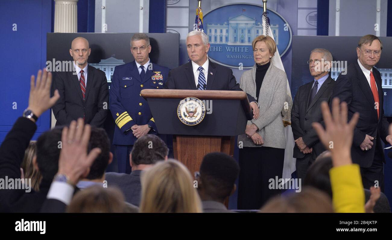 Washington, États-Unis. 06 mars 2020. Le vice-président Mike Pence (C) appelle un journaliste comme (L-R) le commissaire de la FDA Stephen Hahn, le vice-amiral Daniel Abel, le coordonnateur de la réponse de Coronavirus de la Maison Blanche, l'ambassadeur Debbie Birx, le directeur de l'Institut national des allergies et des maladies infectieuses, Anthony Fauci, et HHS Asst. Le secrétaire Robert Kadlec a assisté à un exposé sur la crise du Coronavirus, à la Maison Blanche, le vendredi 6 mars 2020, à Washington, DC. Photo de Mike Theiler/UPI crédit: UPI/Alay Live News Banque D'Images