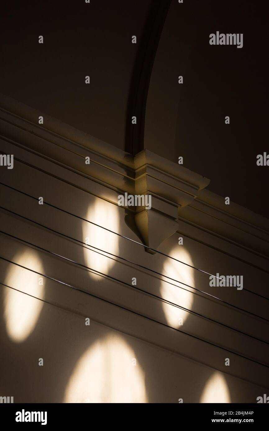 Europe, Allemagne, Basse-Saxe, Delmenhorst. A travers la fenêtre rose, inspirée par les églises, la lumière du soleil brille dans le hall de la turbine de la Norddeutsche Wollkämmerei et Kammgarnspinnerei (Nordwolle). Banque D'Images