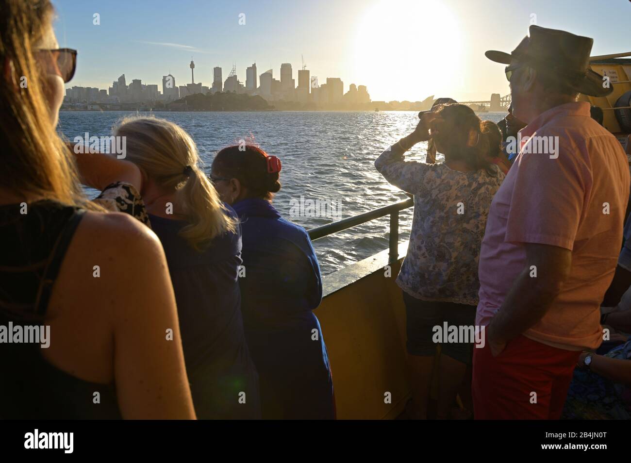 Touristes revenant sur un ferry à Circular Quay au coucher du soleil, Sydney AUS Banque D'Images