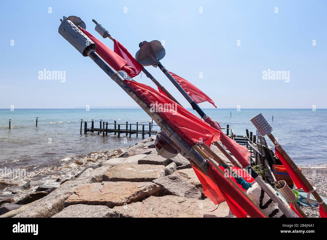 Rügen, Fischerdorf Vitt, Mole Und Steg, Bojenflaggen Banque D'Images