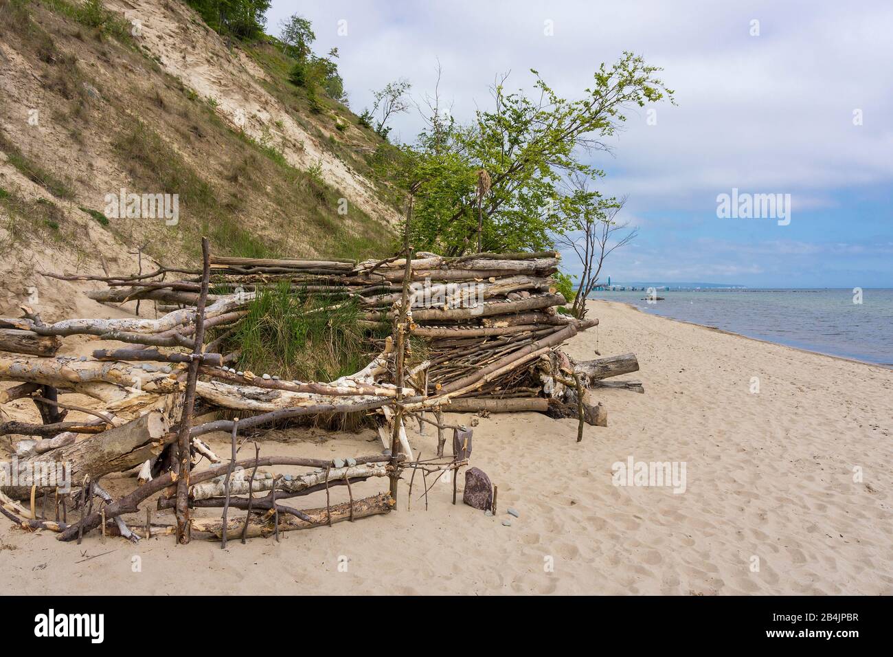 Ostsee, Rügen, Küste bei Sellin, Steilküste, originelle Strandburg aus Ästen und Baumstämmen Banque D'Images