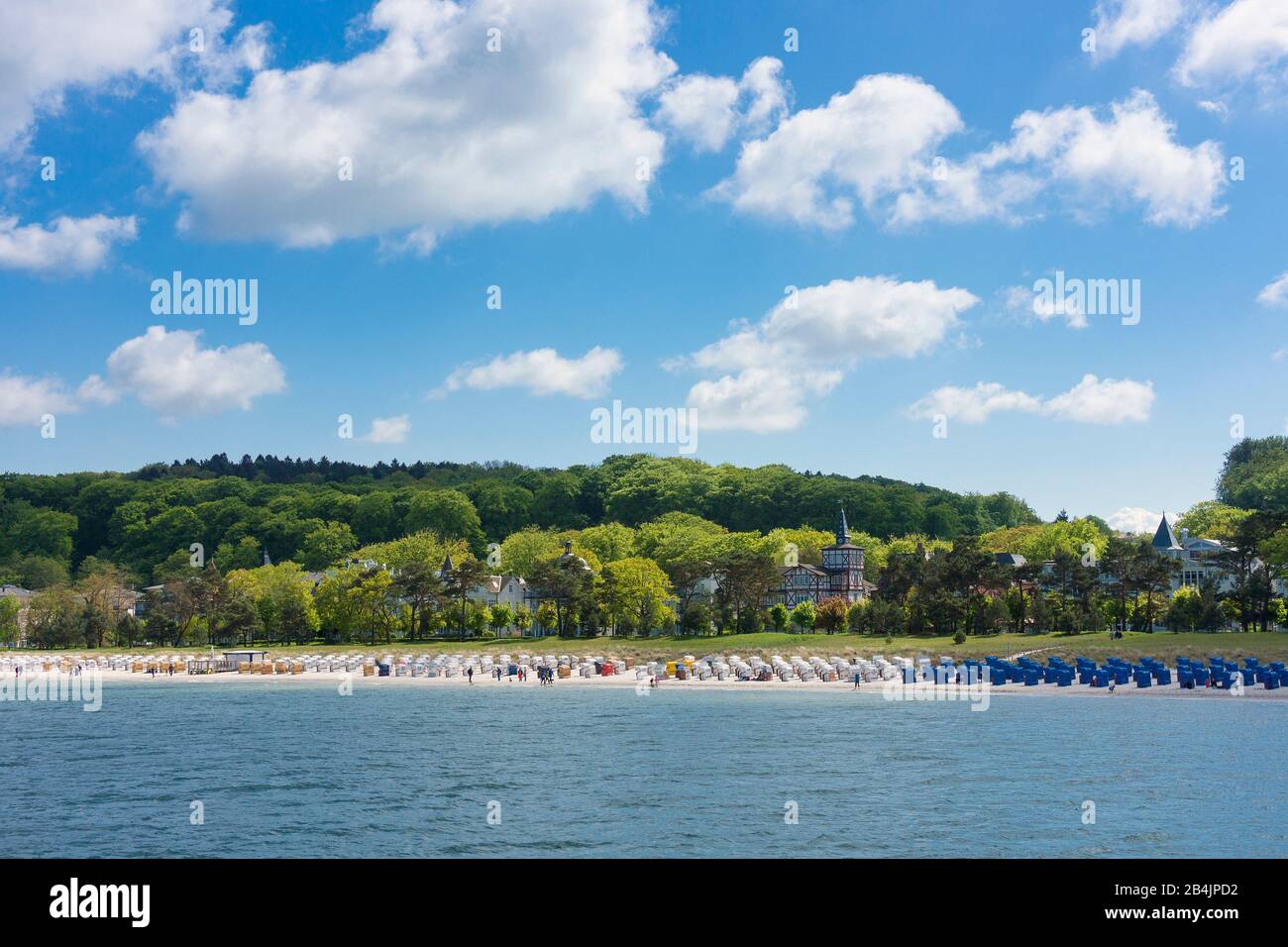 Rügen, Ostseebad Binz, Meer und Strand in der Ferne mit Bäderarchitektur Banque D'Images