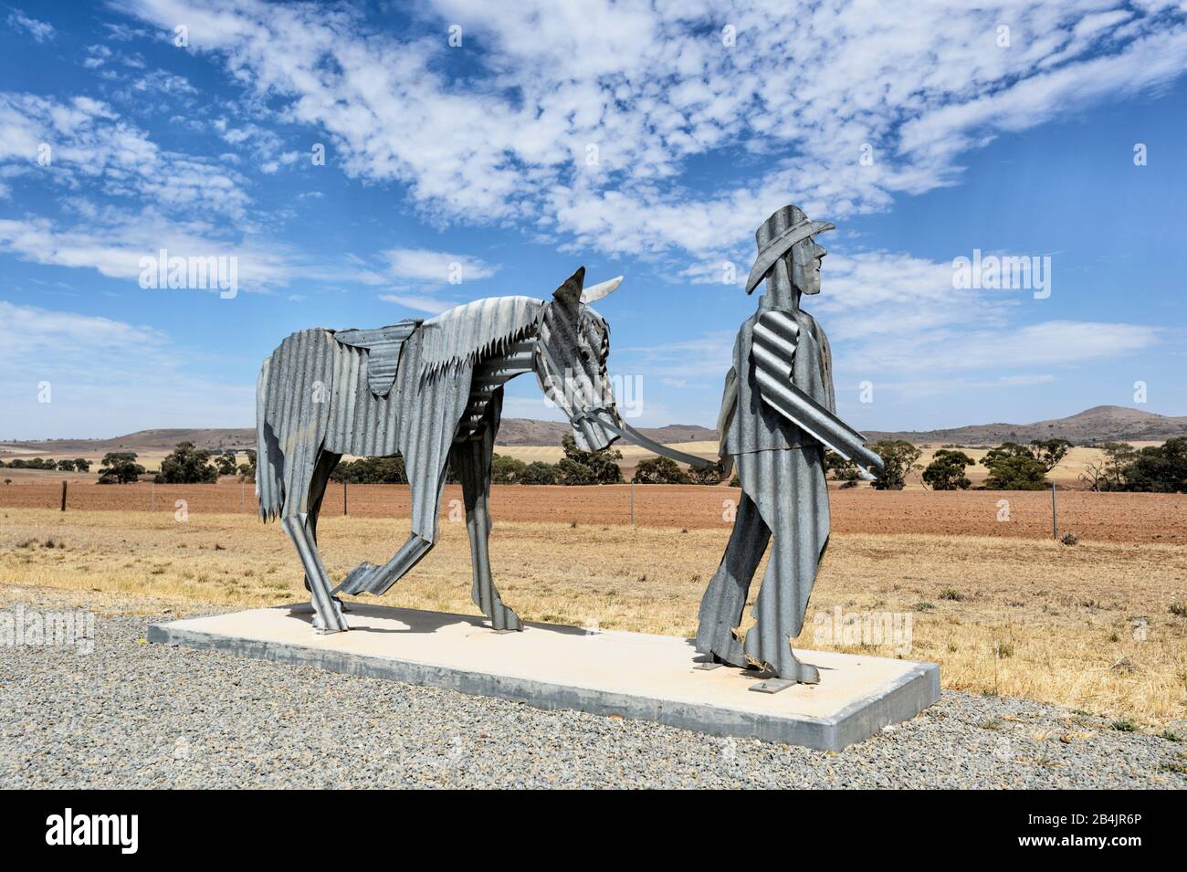 Un homme et sa sculpture de cheval faite de feuilles ondulées près d'Orroroo, Australie méridionale, Australie méridionale Banque D'Images